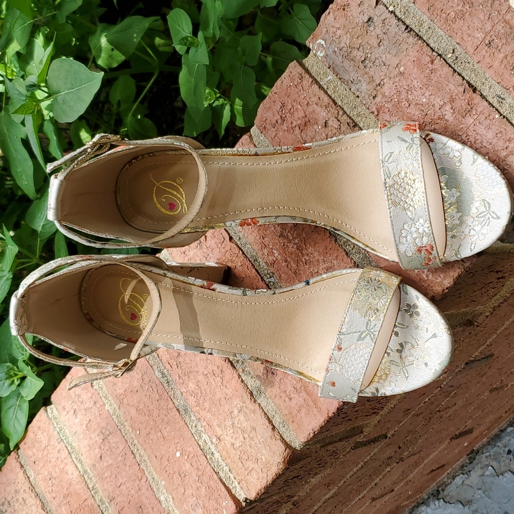 Fabric covered block heel sandals - Picture 2 of 11